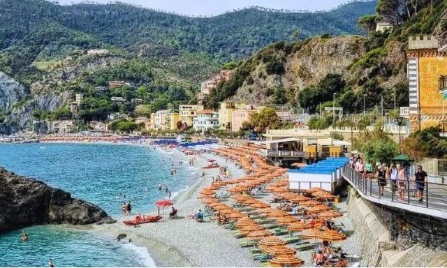 Ιταλία:-Οργή-για-το-κόστος-σε-ομπρέλες-και-ξαπλώστρες-–-Οι-τιμές-στις-παραλίες-–-Άδεια-τα-beach-bar