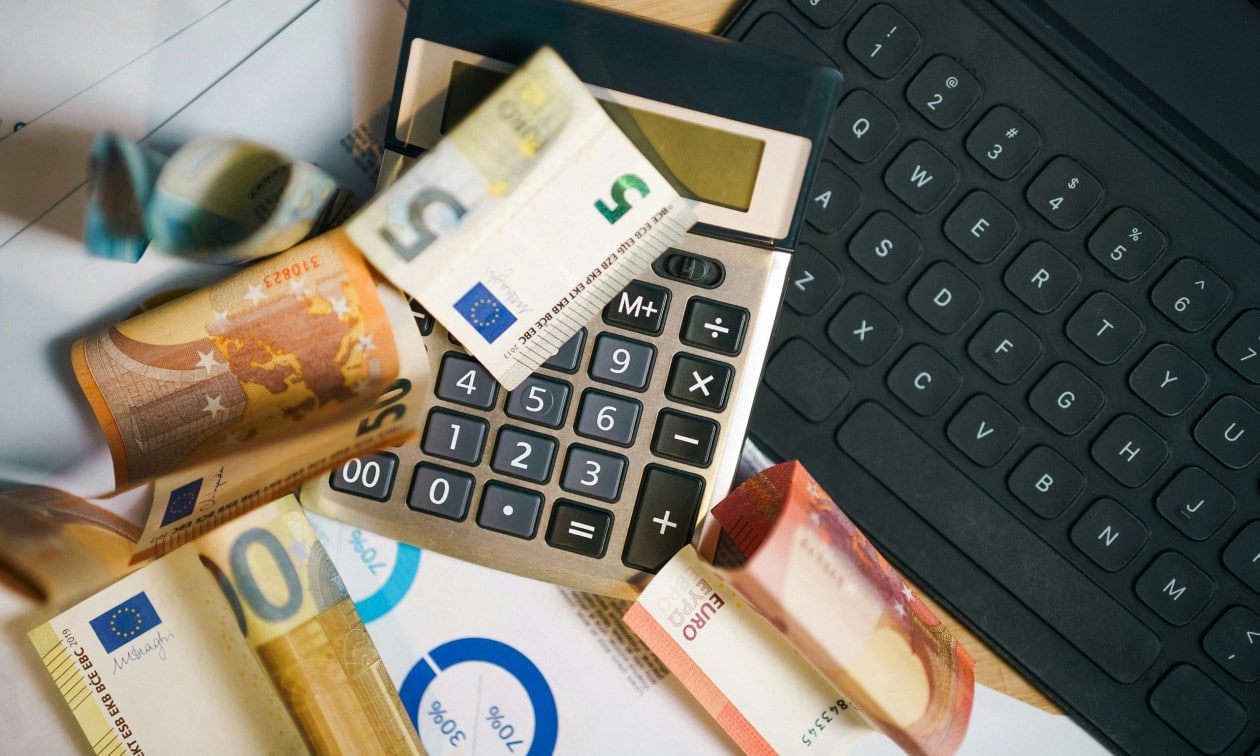 Επίδομα-409,13-ευρώ:-Ποιοι-το-δικαιούνται-και-ποιοι-όχι-–-Πώς-γίνονται-οι-αιτήσεις