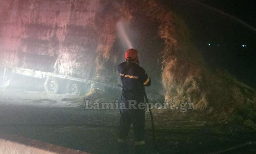 Λαμία:-Νταλίκα-φορτωμένη-με-άχυρα-έπιασε-φωτιά-στον-Ε65-–-Δείτε-εικόνες