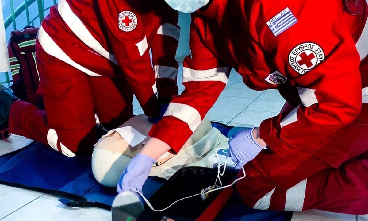 Ελληνικός-Ερυθρός-Σταυρός:-Εθελόντρια-έσωσε-26χρονη-που-υπέστη-ανακοπή-καρδιάς-σε-κατασκήνωση