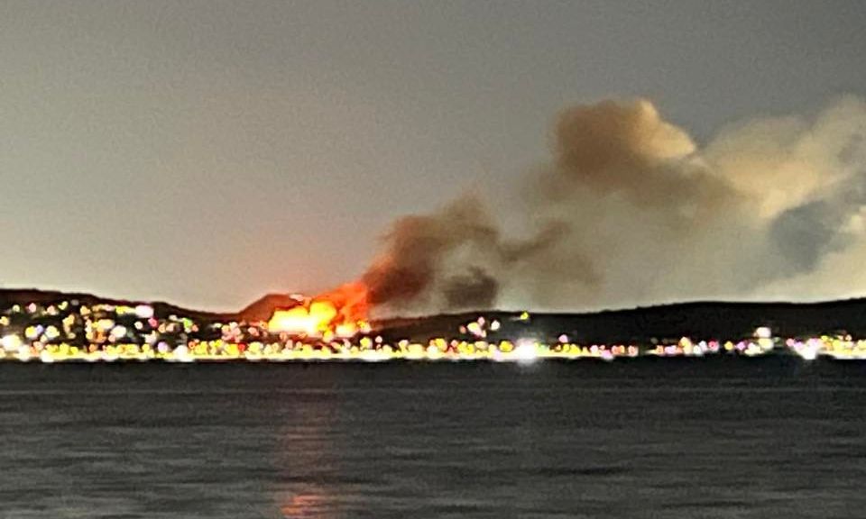 Φωτιά-στη-Σαλαμίνα-στην-περιοχή-Βρωμοπούσι