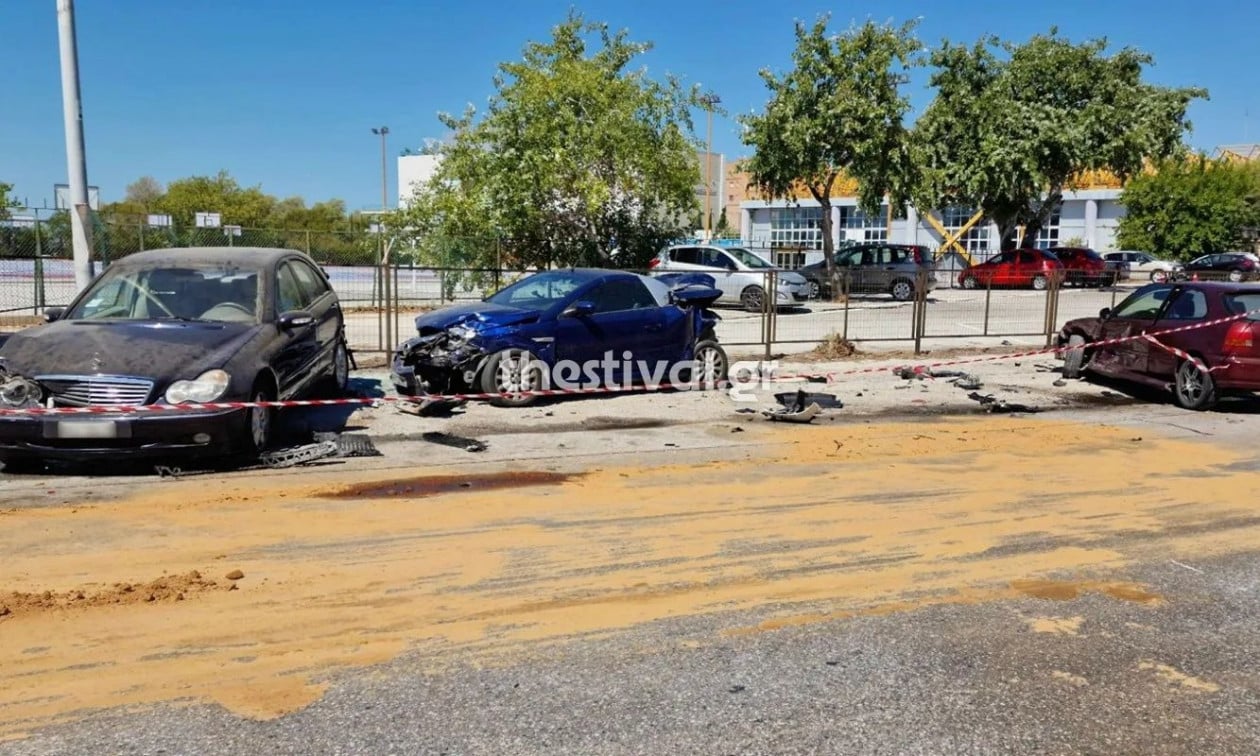 Θεσσαλονίκη:-ΙΧ-έπεσε-πάνω-σε-τέσσερα-σταθμευμένα-οχήματα-–-Συνελήφθη-31χρονος-οδηγός