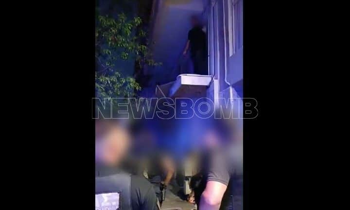 Καμίνια:-Συνελήφθη-η-19χρονη-που-άφησε-μόνο-τον-5χρονο-αδελφό-της-–-Πώς-τον-έσωσαν-οι-αστυνομικοί