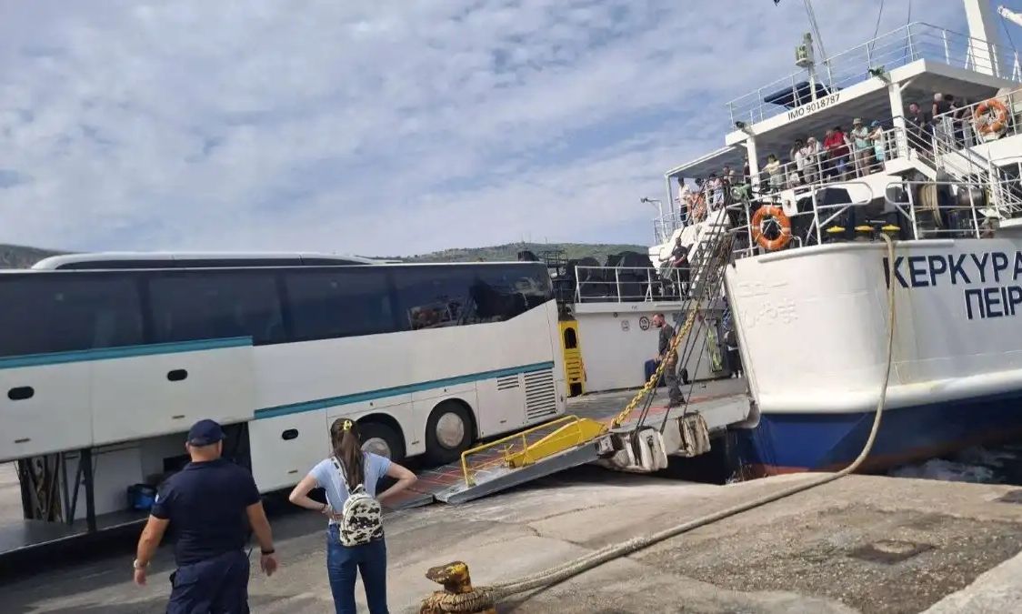 Ηγουμενίτσα:-Λεωφορείο-«κόλλησε»-στη-μπουκαπόρτα-πλοίου-με-προορισμό-την-Κέρκυρα
