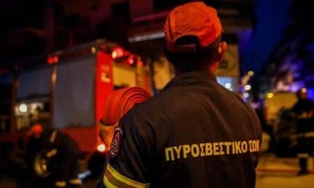 Φωτιά-τώρα-στην-Κορινθία:-Καίει-σε-εγκαταλελειμμένο-χώρο-συνάθροισης-–-Ήχησε-το-112
