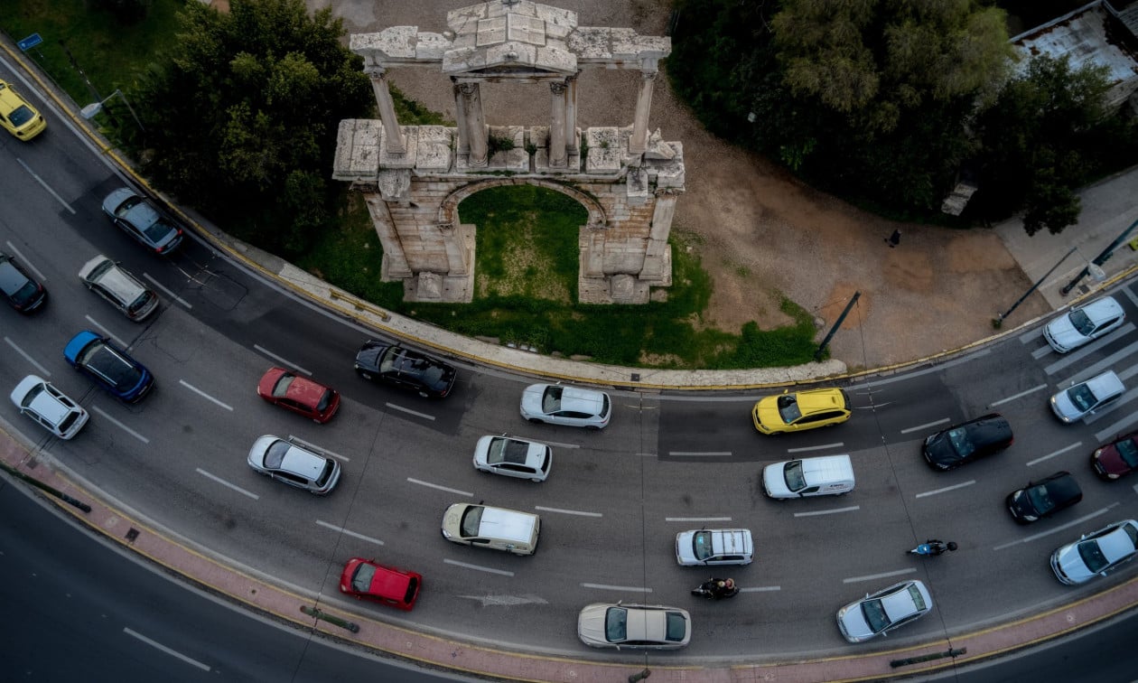 Τροχαίο-ατύχημα-στο-κέντρο-της-Αθήνας-–-Καθυστερήσεις-στο-ύψος-των-στύλων-του-Ολυμπίου-Διός