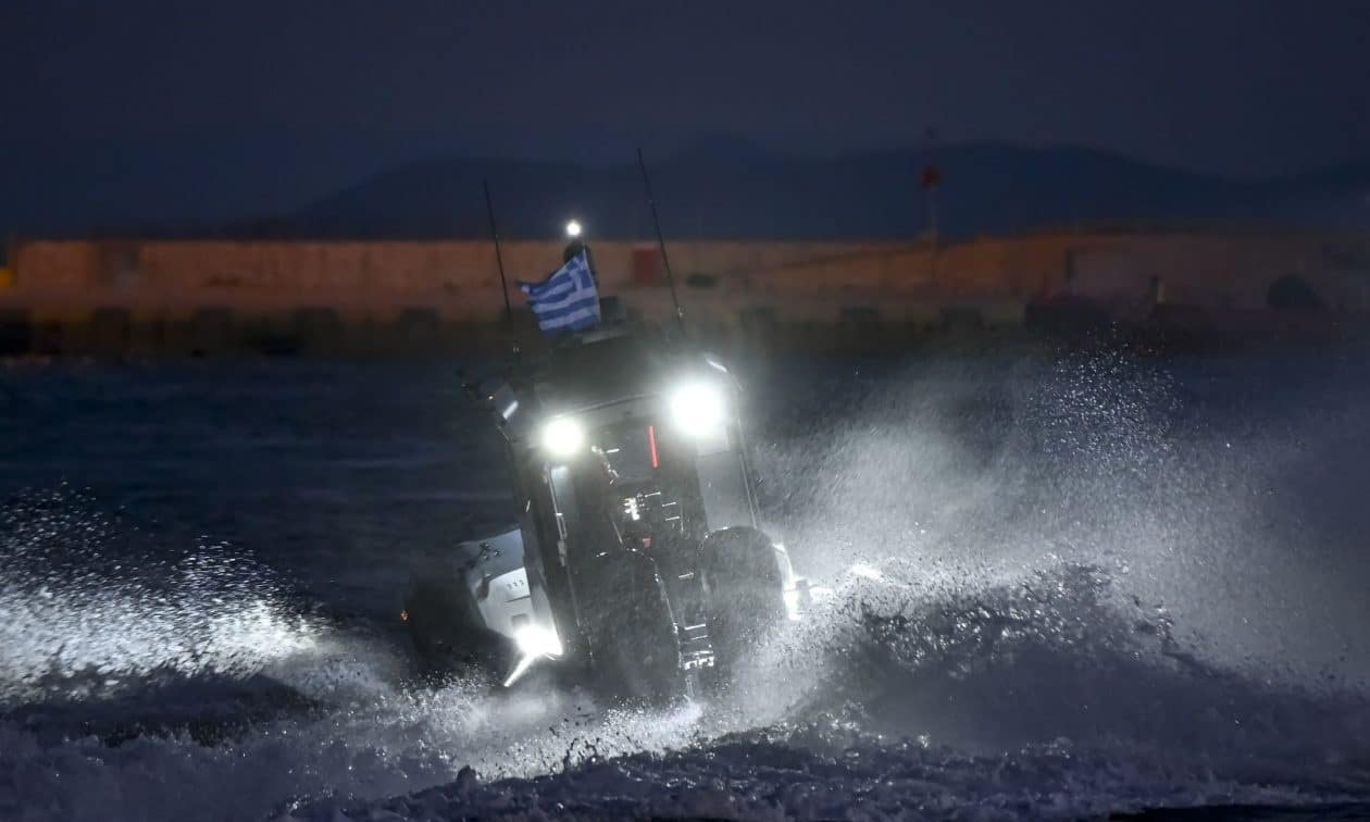 Περιπέτεια-για-ανήλικους-λουόμενους-στη-Σητεία:-Εγκλωβίστηκαν-σε-βραχώδη-ακτή