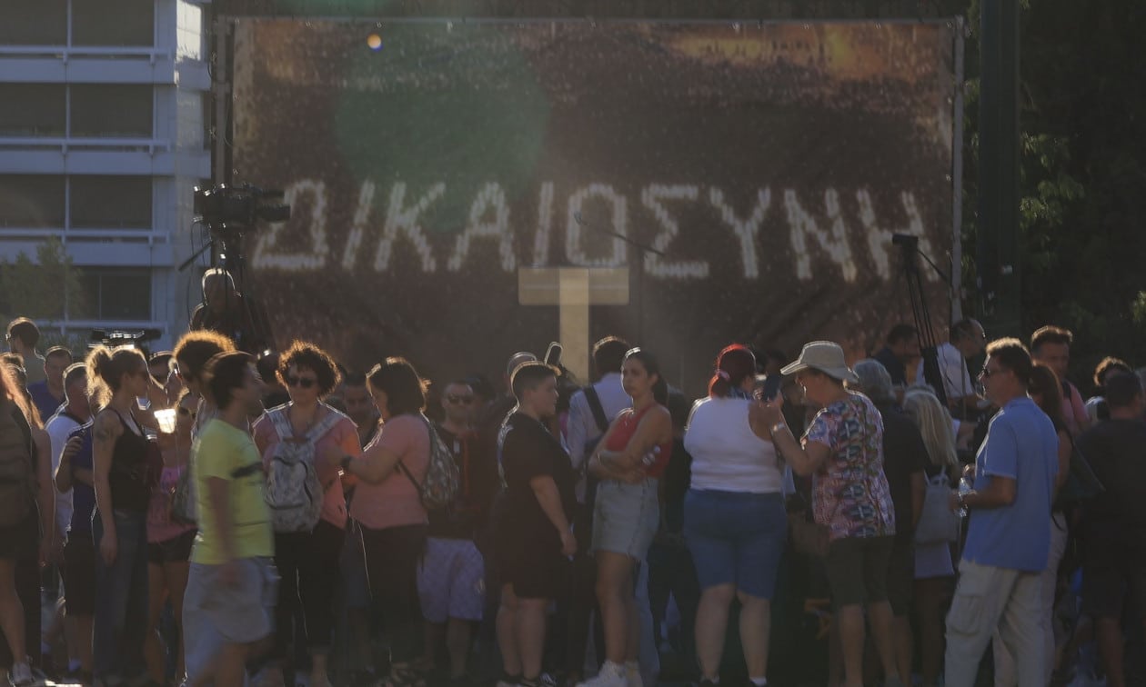 Συγκέντρωση-για-τα-Τέμπη:-Διαδηλωτές-ξεκίνησαν-να-«πλημμυρίζουν»-το-Σύνταγμα