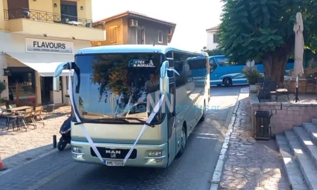 Ξεχωριστός-γάμος-στη-Ναύπακτο:-Γαμπρός-πήγε-στην-εκκλησία-με-19-λεωφορεία