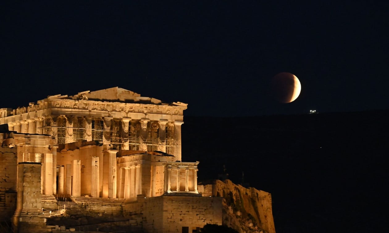 Μάγεψε-η-ολική-έκλειψη-Σελήνης-με-το-«ματωμένο»-χρώμα-της-–-Εικόνες