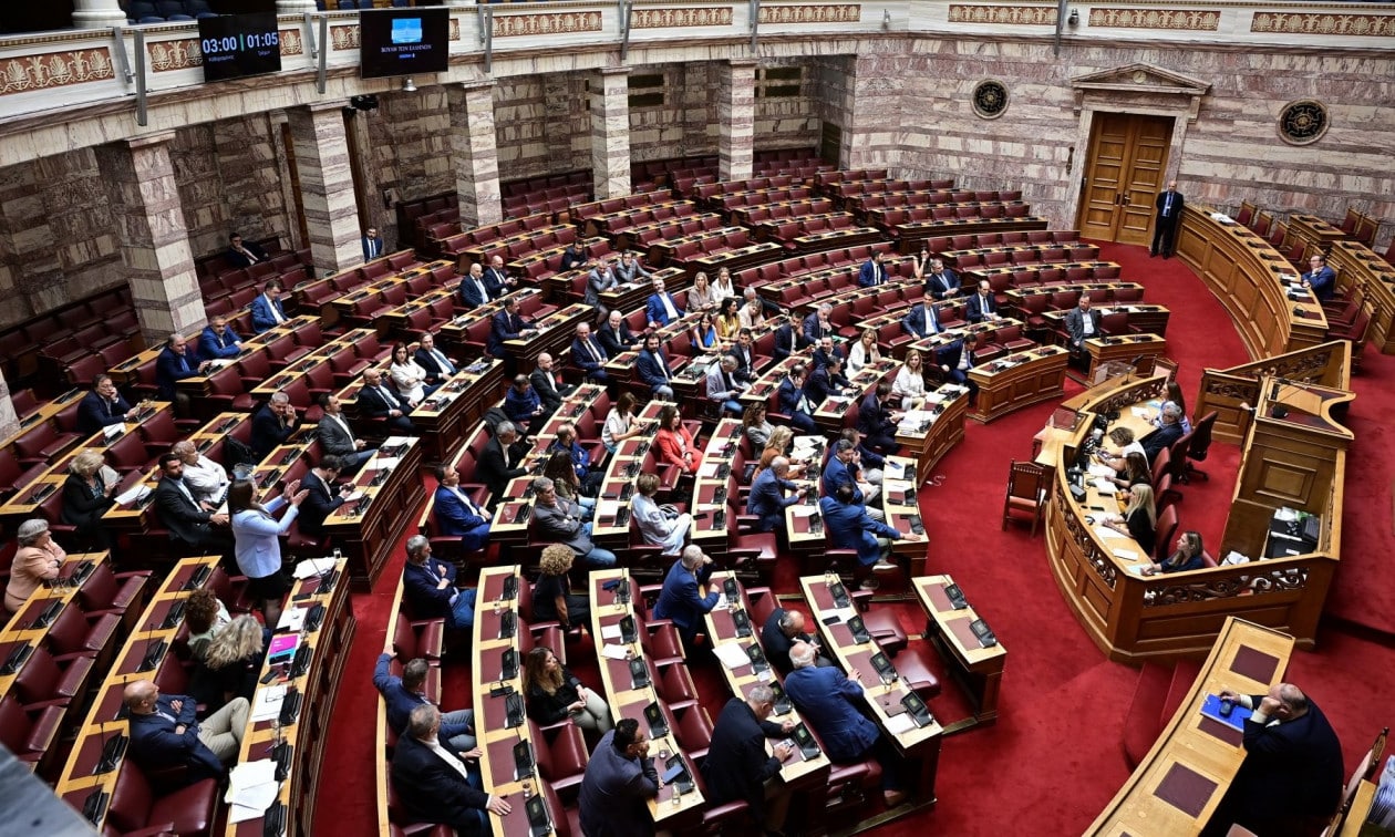 Κοινωνική-αντιπαροχή:-Την-Τρίτη-στην-ολομέλεια-της-Βουλής-το-νομοσχέδιο-–-Τι-προβλέπει,-ποιους-αφορά