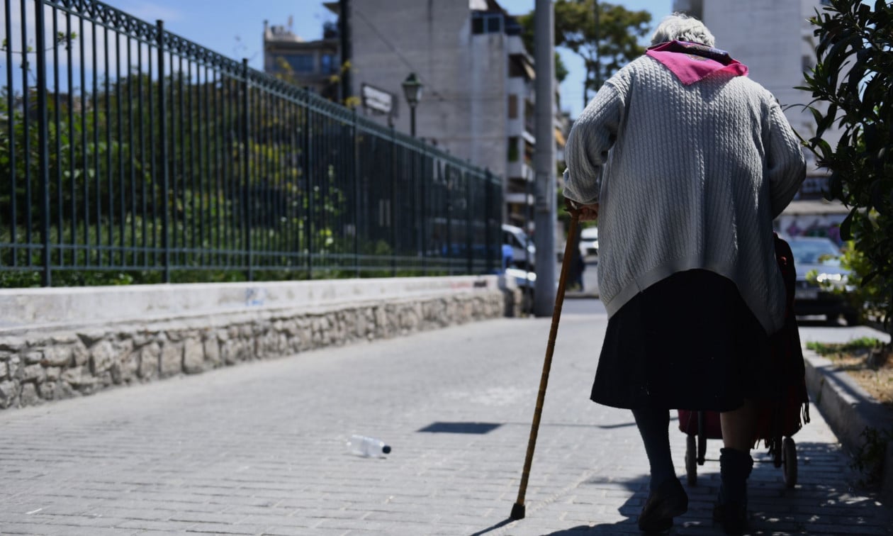 Βόλος:-Αδίστακτοι-απατεώνες-–-Ξεγέλασαν-ηλικιωμένη-και-τους-έριξε-τα-κοσμήματά-της-από-το-μπαλκόνι