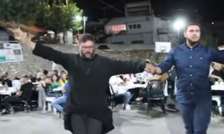 Η-viral-στιγμή-που-ιερέας-χορεύει-κρητικά-και-εντυπωσιάζει-–-Δείτε-βίντεο