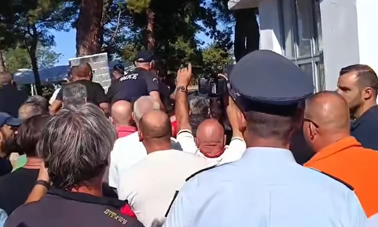 Σέρρες:-Αγρότες-προπηλάκισαν-τον-υφυπουργό-Αγροτικής-Ανάπτυξης-–-Δείτε-βίντεο