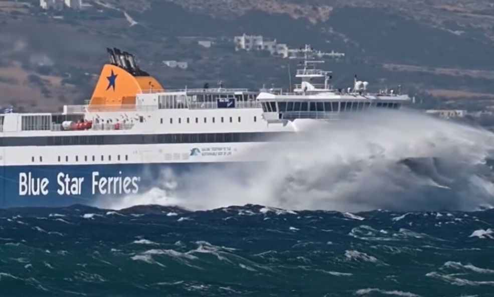 Η-μάχη-του-blue-star-naxos-με-τα-κύματα-εν-μέσω-απαγορευτικού-–-Μοναδικό-βίντεο