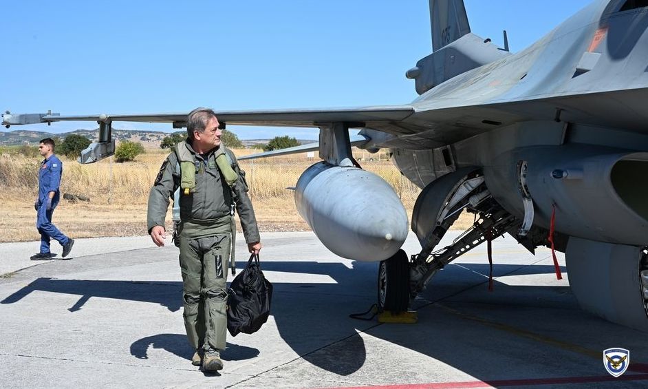 Νέα-Αγχιάλος:-Ο-Αρχηγός-ΓΕΑ-πέταξε-με-f-16-στην-111-ΠΜ