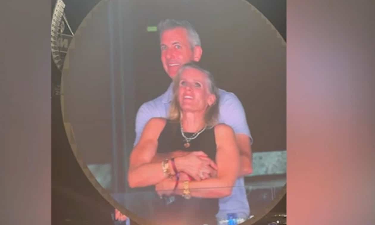 Στη-συναυλία-των-coldplay-με-την-kiss-cam-ήταν-και-ο-σύζυγος-της-επικεφαλής-του-hr-με-άλλη-γυναίκα