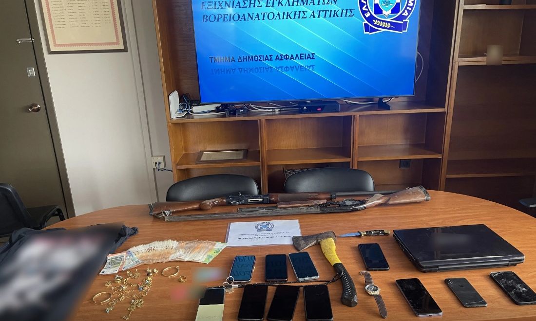 Η-στιγμή-που-αστυνομικοί-εισβάλουν-σε-σπίτι-εγκληματικής-οργάνωσης-που-εξαπατούσε-ηλικιωμένους