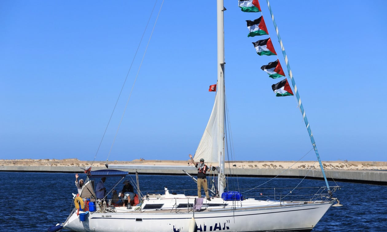 Πλησιάζει-στη-Γάζα-ο-στολίσκος-ανθρωπιστικής-βοήθειας-–-Καταγγέλλει-παρενόχληση-από-ισραηλινό-πλοίο