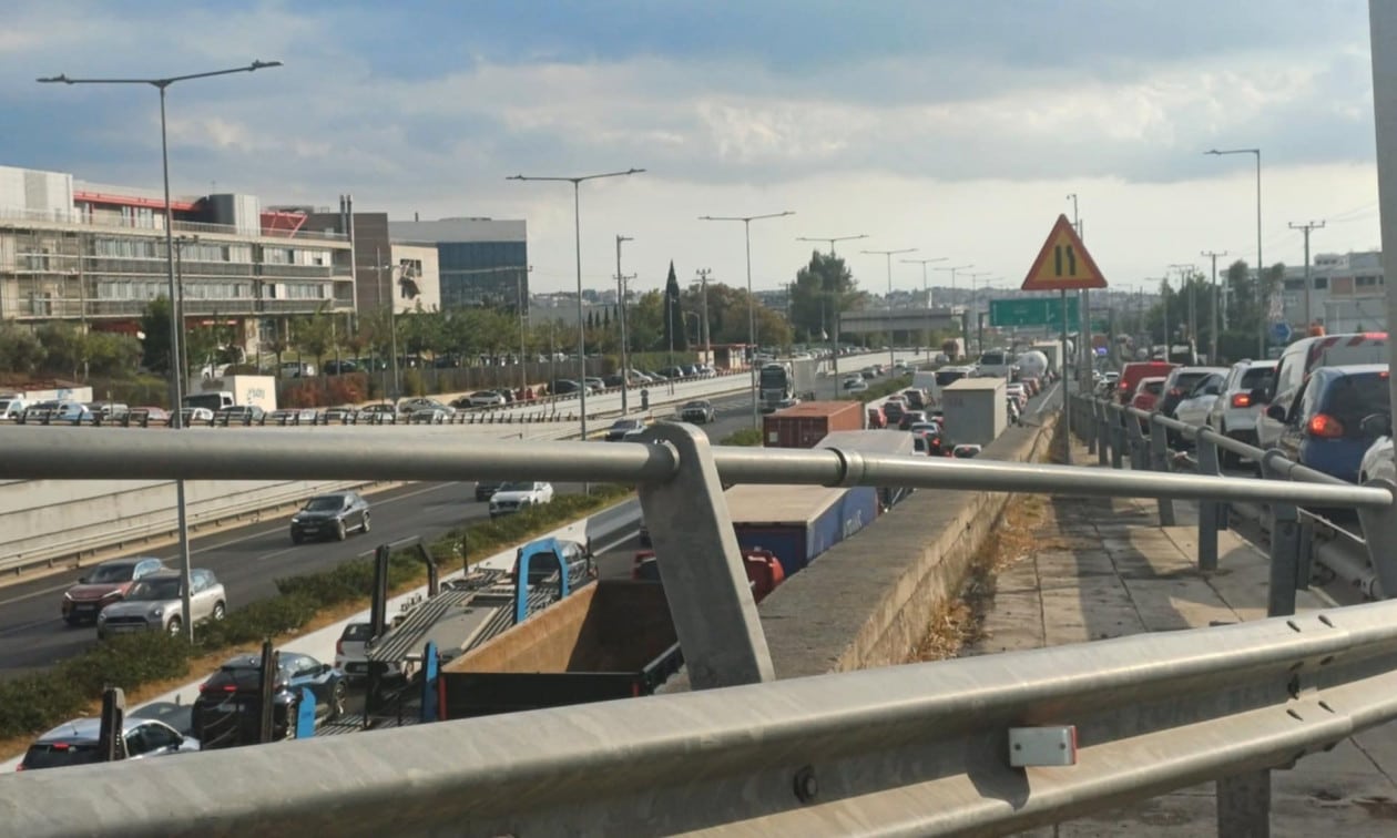 Κίνηση:-Προβλήματα-στη-λεωφόρο-Ποσειδώνος-λόγω-πτώσης-λαδιών-στο-οδόστρωμα