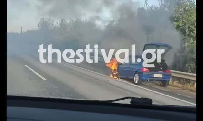 Θεσσαλονίκη:-Φωτιά-σε-αυτοκίνητο-στο-Ωραιόκαστρο-–-Βίντεο