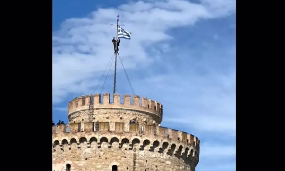 Θεσσαλονίκη:-Σκαρφάλωσαν-στη-σημαία-του-Λευκού-Πύργου…-για-να-τραβήξουν-βίντεο